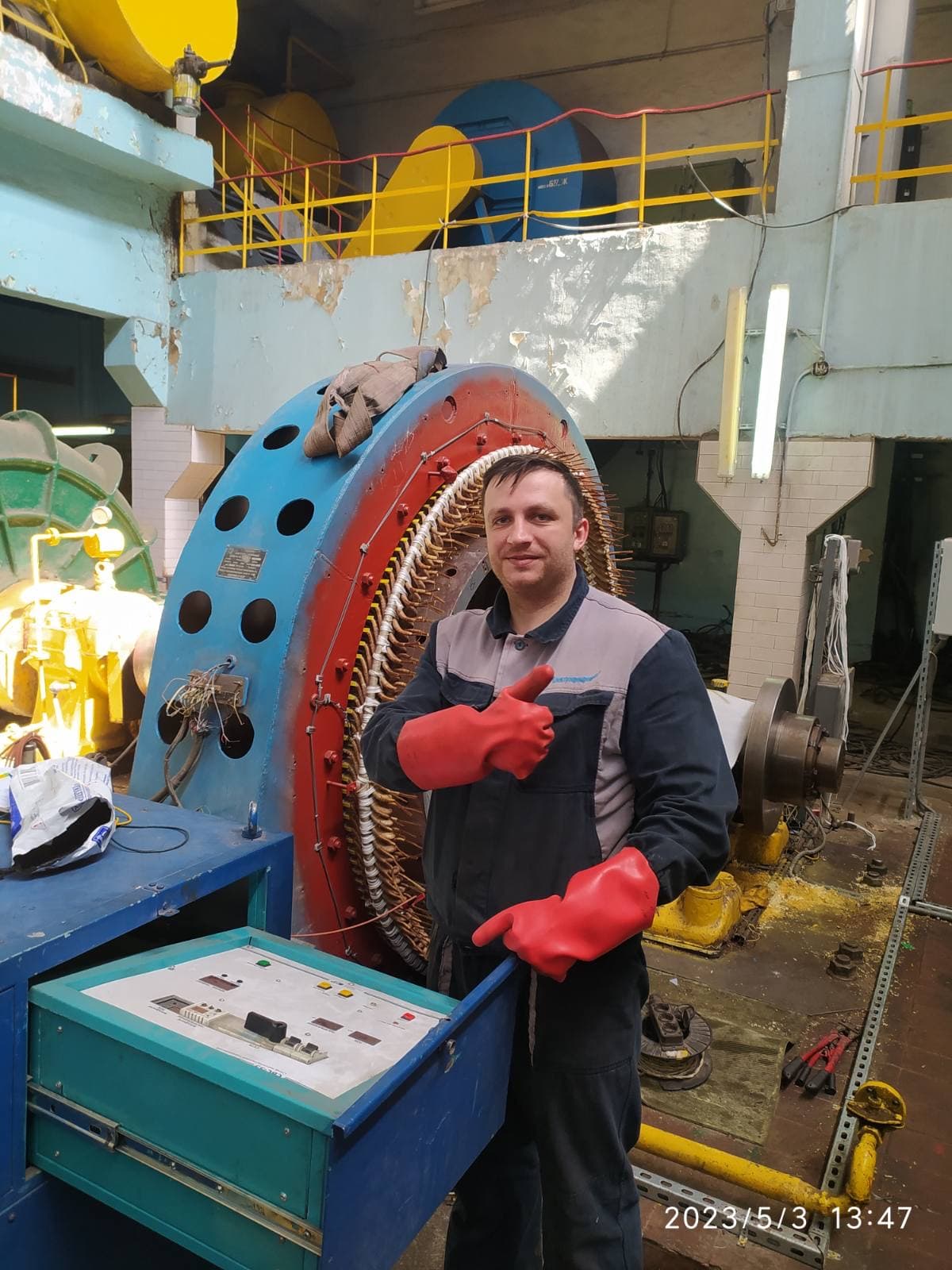 High-voltage testing of a motor stator at its place of operation