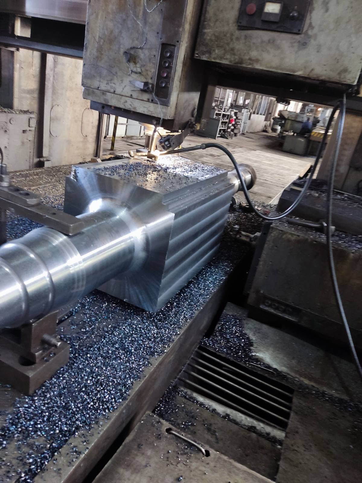 Machining the shaft of an electric machine