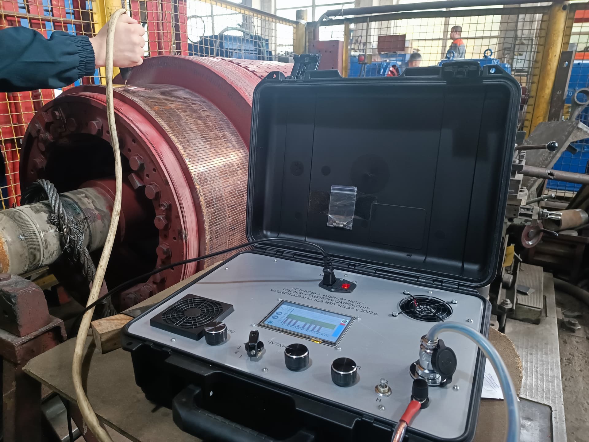 Portable impulse-test instrument on a commutator winding