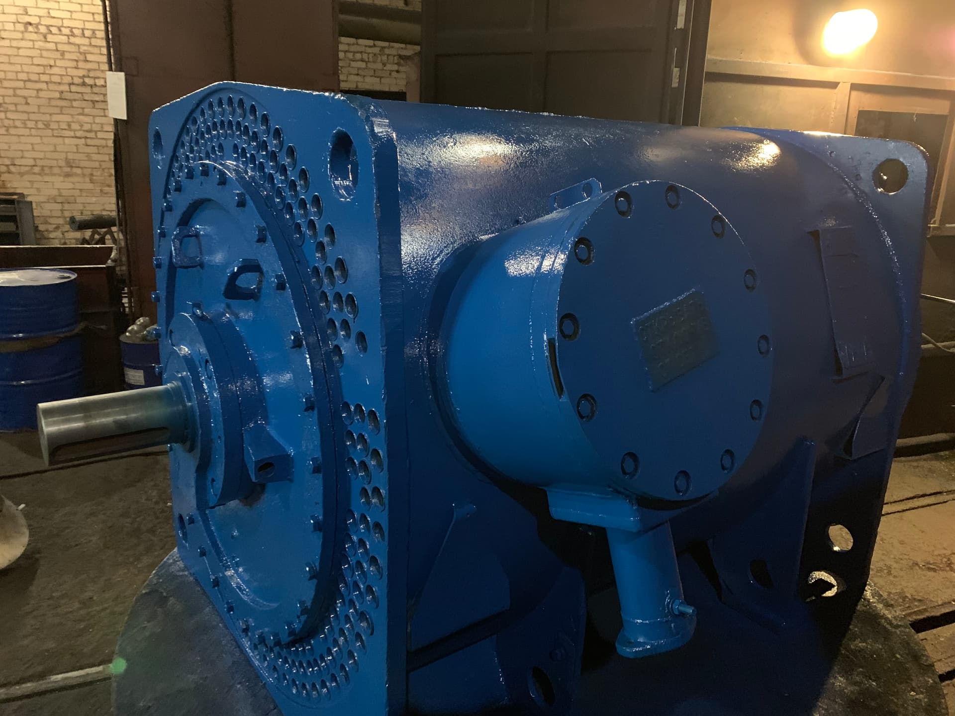 Assembly of an explosion-proof electric motor