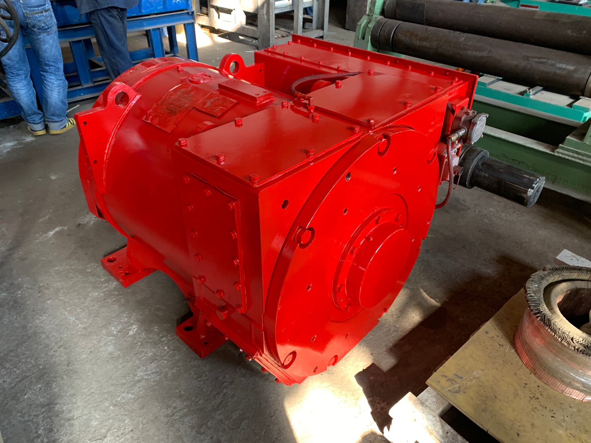 Low-voltage asynchronous electric motor